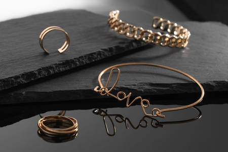 Armbanden en ringen op een donkere achtergrond