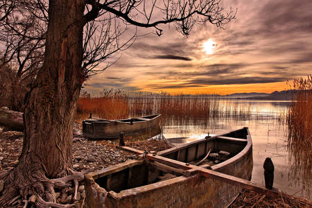 Закат на озере Петрон