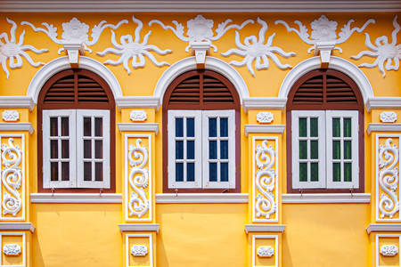 Facade af et hus med stukdekoration