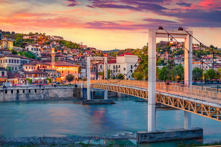 Vue sur le pont et la ville de Berat