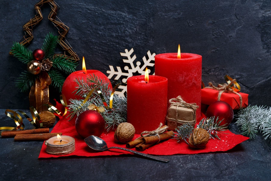 Kaarsen en kerstversieringen