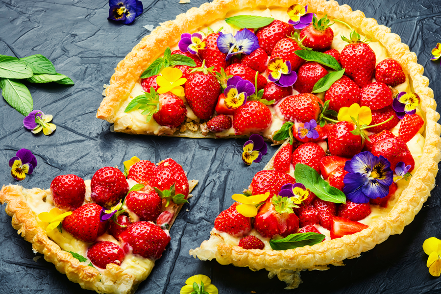 Tarta de fresas decorada con flores