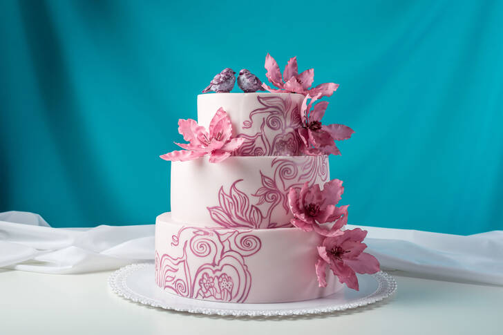 Свадебный торт на столе