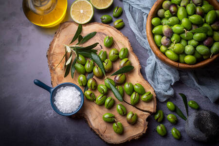 Gröna oliver på en svart tavla