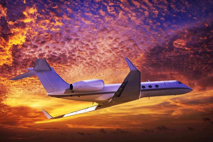 Avion dans le ciel du coucher du soleil