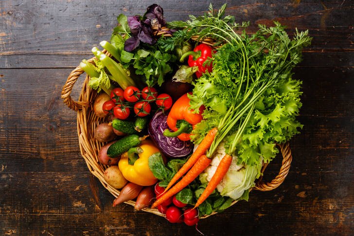 Vista superior de legumes em uma cesta
