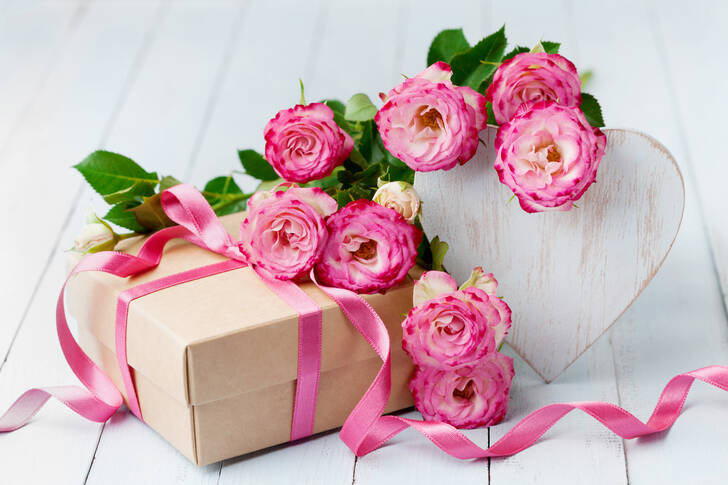 Cadeau, fleurs et coeur en bois