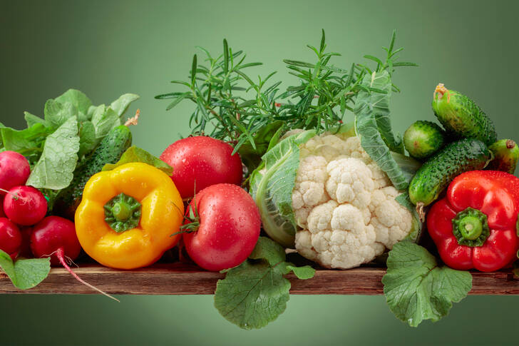 Färska grönsaker på hyllan