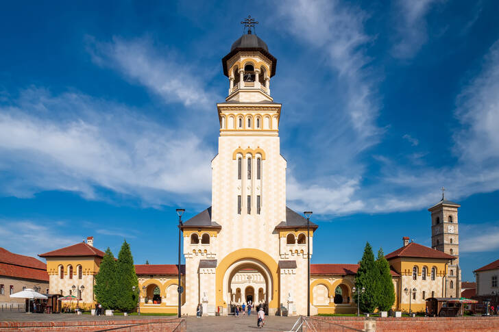 Campanario de la Catedral de la Coronación en Alba Iulia