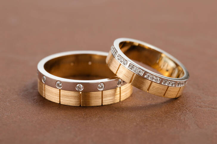 Two-tone wedding rings