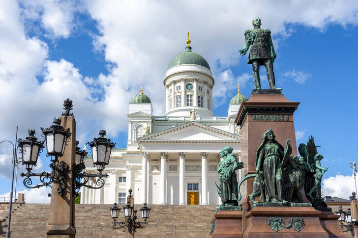 Katedra w Helsinkach i pomnik Aleksandra II
