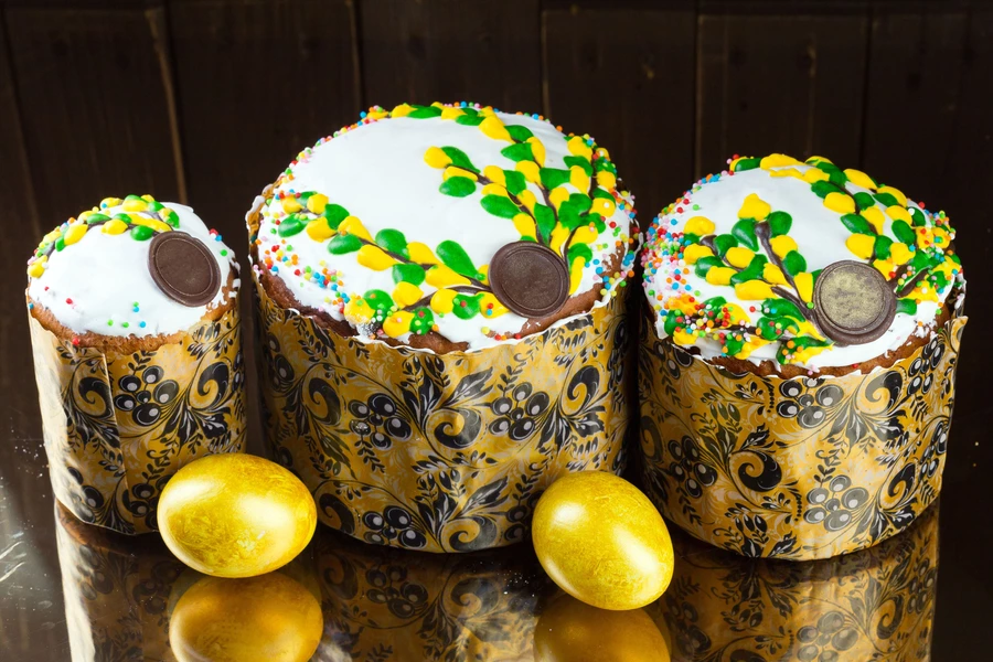 Gâteaux de Pâques sur la table