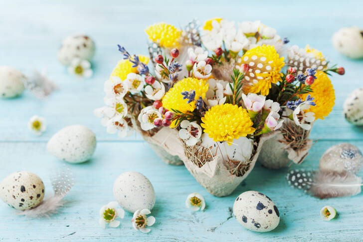 Huevos de codorniz y flores.