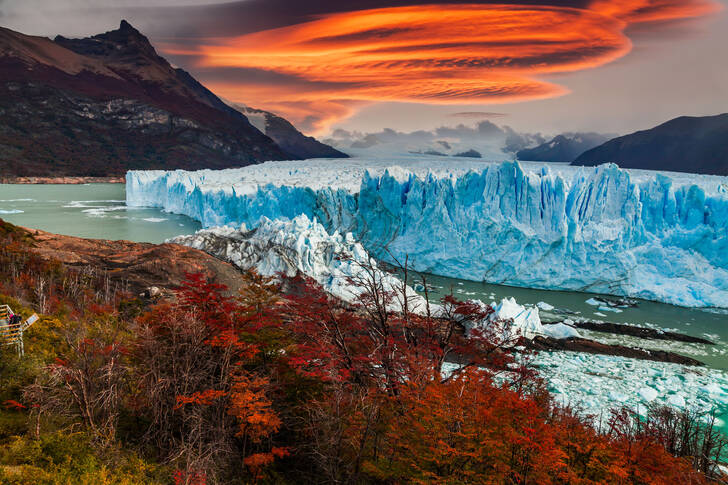 Ηλιοβασίλεμα πάνω από τον παγετώνα Perito Moreno