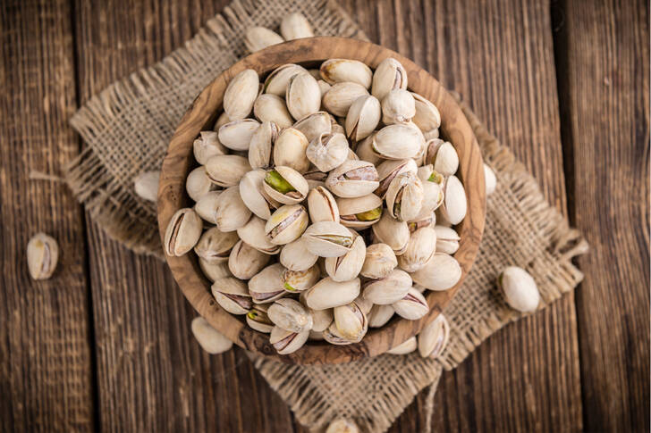 Pistachos en un cuenco de madera