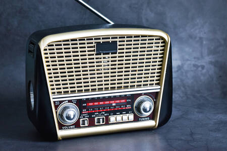 Retro radio på et gråt bord