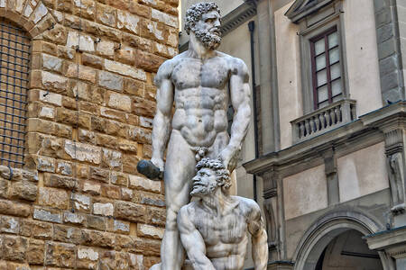 Patung "Hercules dan Cacus" di Florence