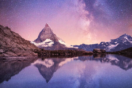 Hora Matterhorn proti hvězdné obloze
