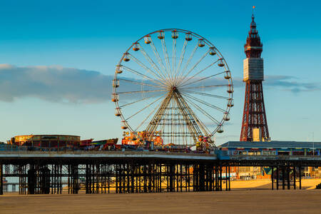 Blackpool Tower och pariserhjul i Blackpool