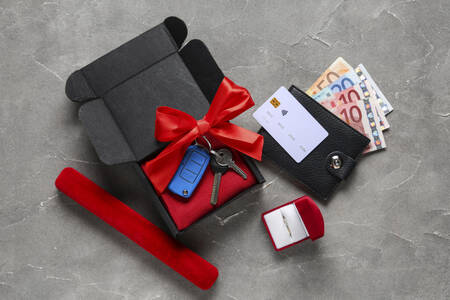 Anahtarlar, cüzdan ve parayla dolu hediye kutusu