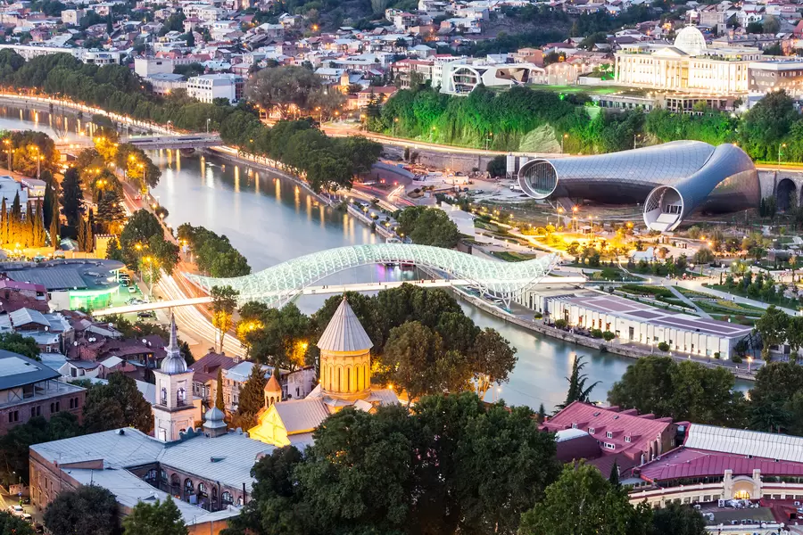 Blick auf Tiflis aus großer Höhe