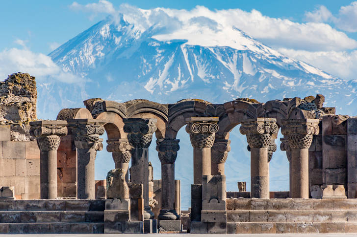 Руини от храма Звартноц на фона на планината Арарат