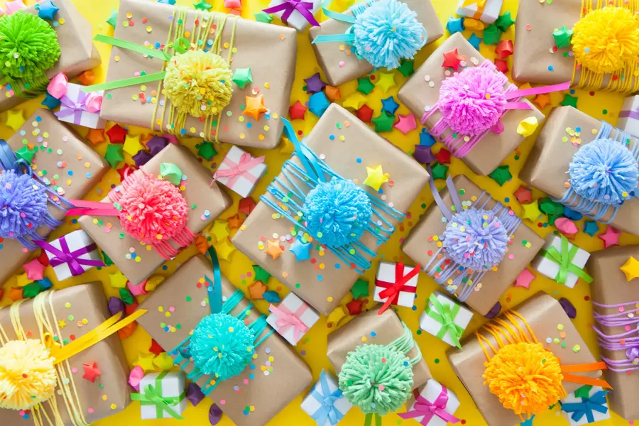 Geschenkdozen met gekleurde pompons
