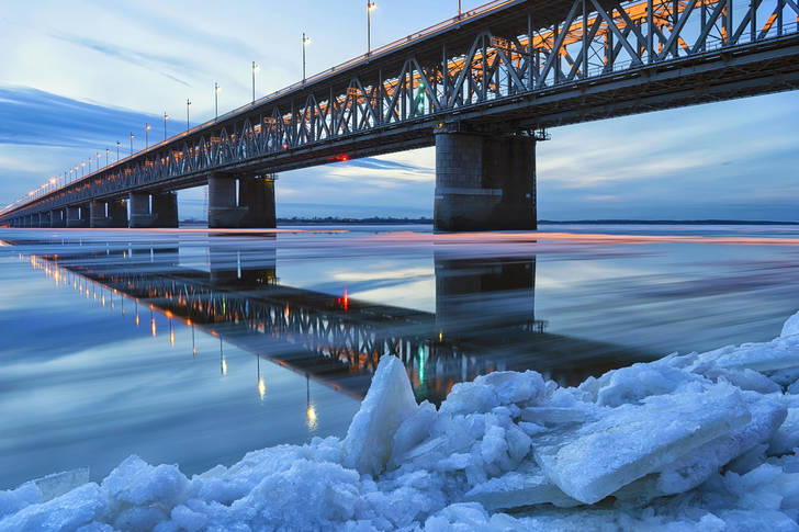 Amursky -bron nära Khabarovsk
