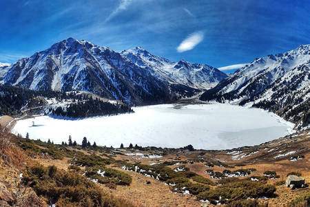 Zamrznuté jazero Veľké Almaty