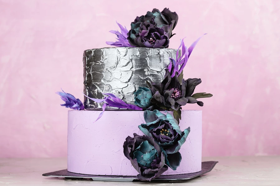 Bruidstaart met bloemen