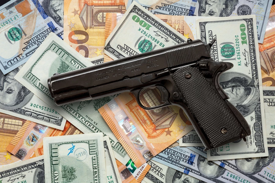 Pistola en billetes