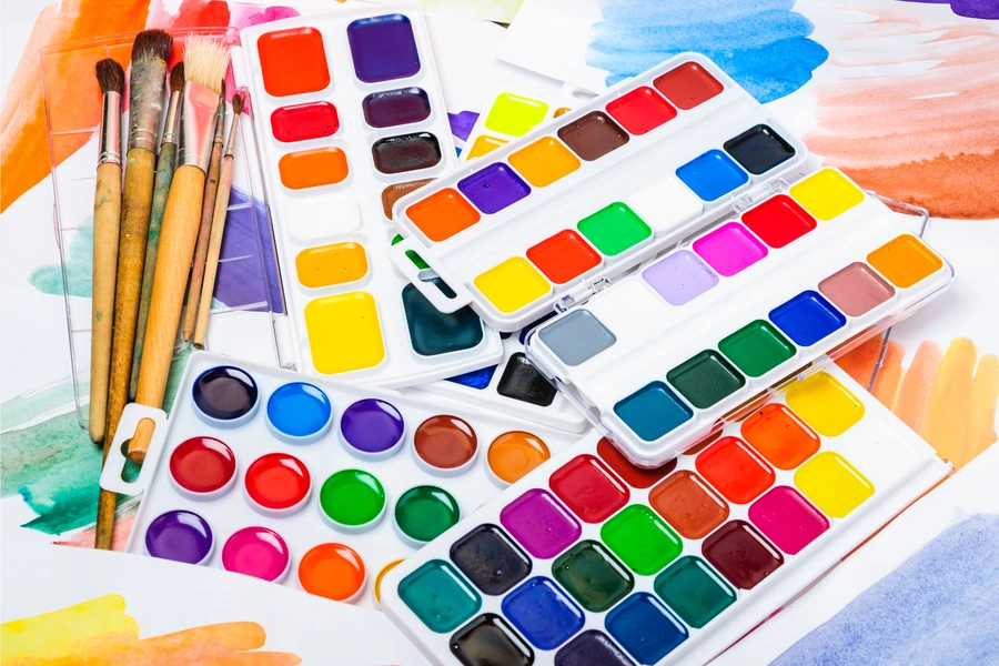Aquarellfarben und Pinsel