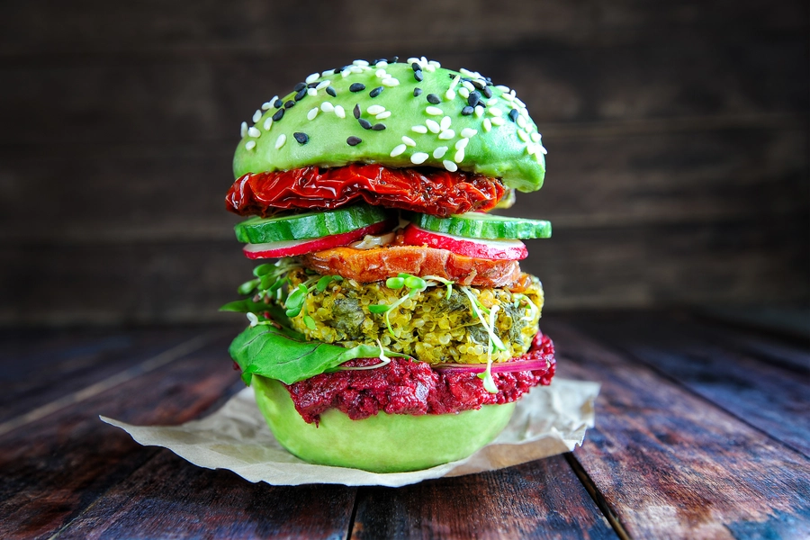 Burger z awokado z komosy ryżowej