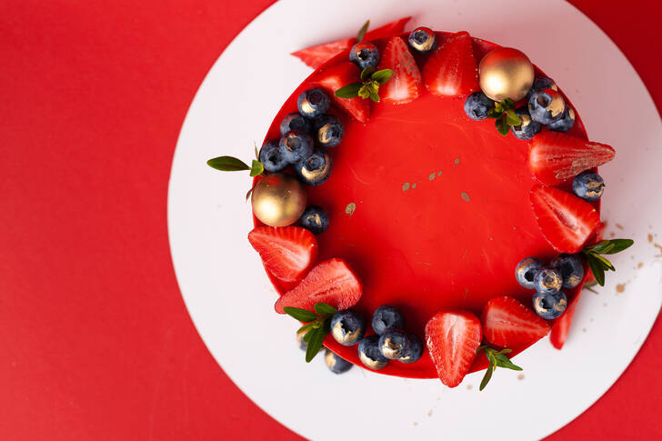 Червоний торт з ягоди