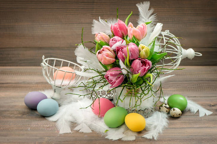 Ramo de tulipanes y huevos de Pascua