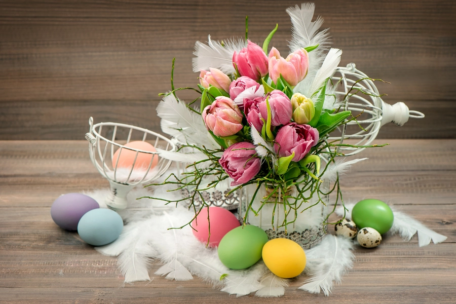 Boeket tulpen en paaseieren