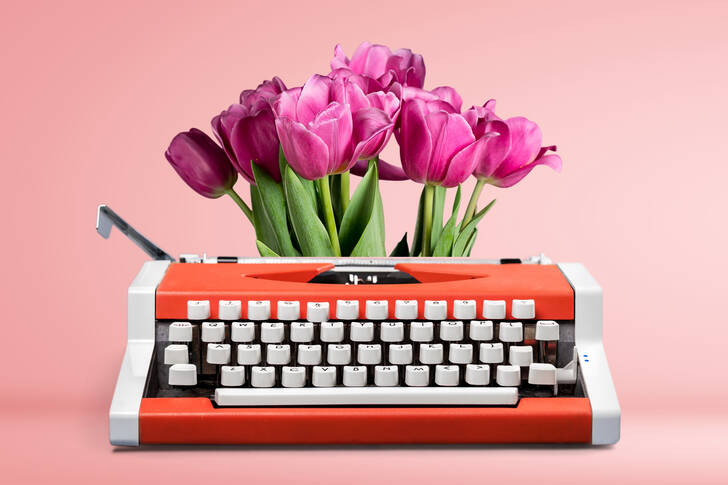 Пишущая машинка и тюльпаны