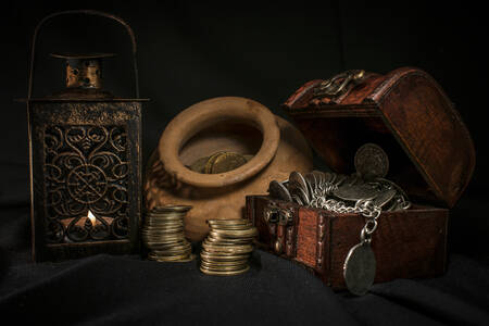 Сундук с монетами, лампа и кувшин