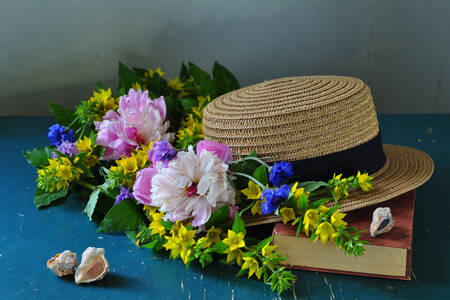 Chapéu de palha e flores