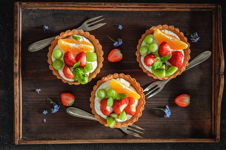 Тарталетки с фруктами и ягодами
