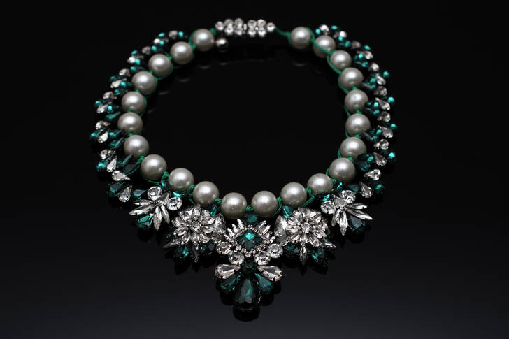 Halskette aus Perlen und grünen Steinen
