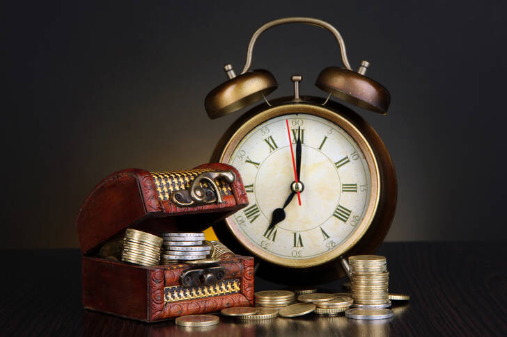 Vintage-Uhr und Münzen