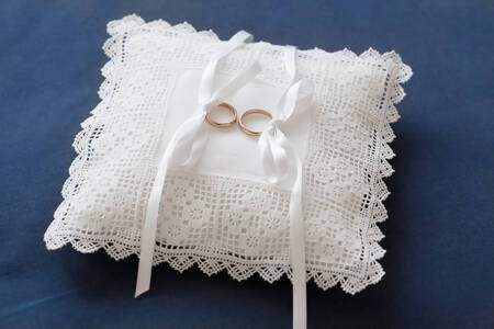 Vjenčano prstenje na bijelom jastuku