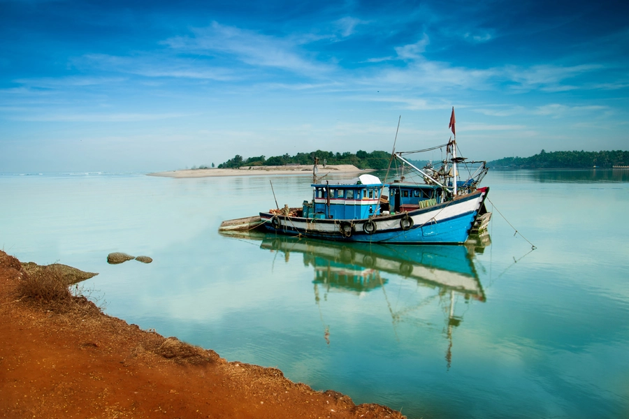 Perahu di luar pantai