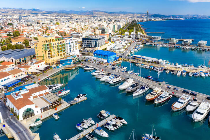 Vista da marina de Limassol
