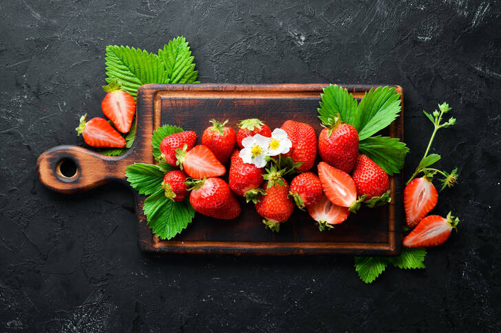 Aardbeien op een houten bord