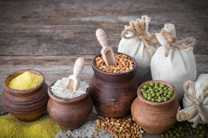 Clay pots with different cereals