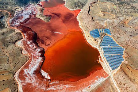 Vista aérea do lago vermelho