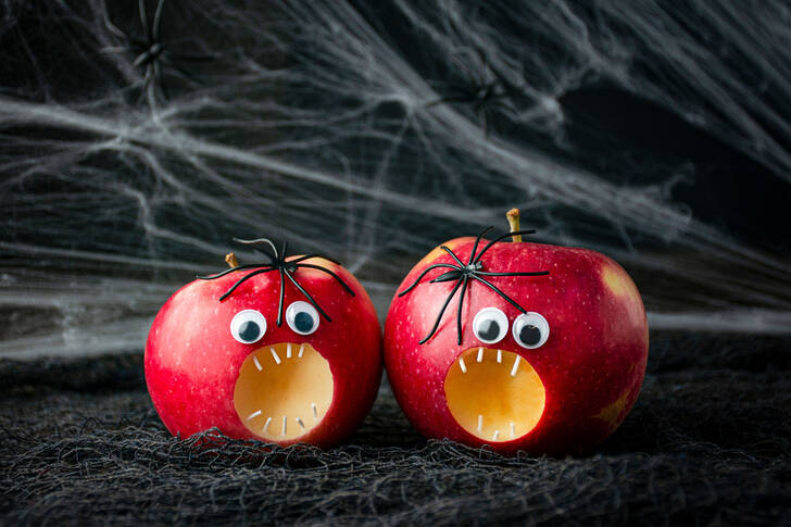 Appels met spinnen voor Halloween