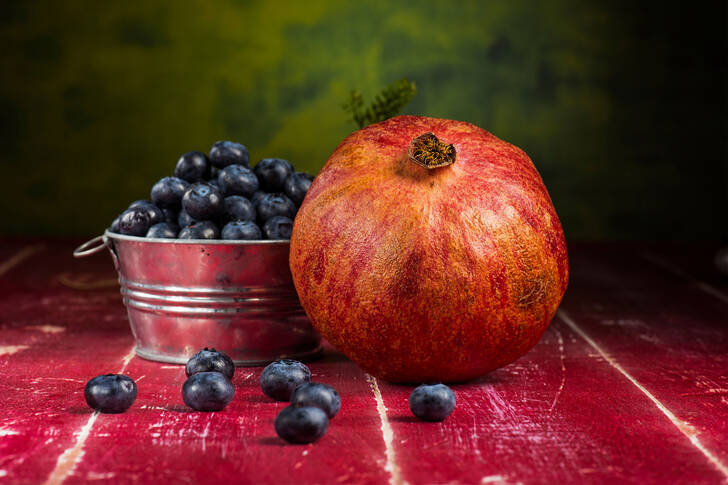 Heidelbeeren und Granatapfel